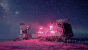 El telescopio BICEP2, instalado en la base antártica Amundsen Scott, donde los científicos dicen haber detectado huellas del Big Bang. / REUTERS.  ( El Pais, 17-03-2014)